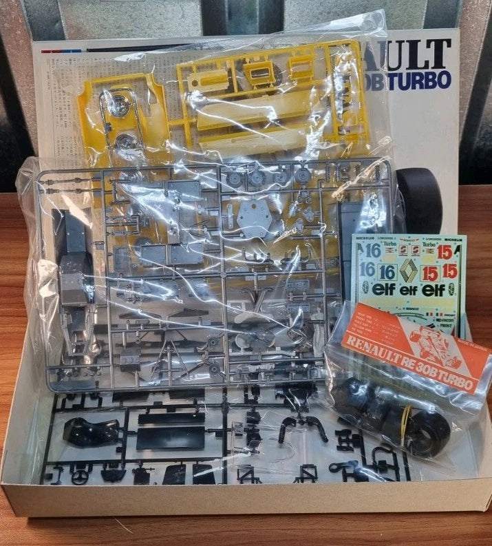 1983 Vintage Tamiya Renault RE-30B Turbo w Driver Figure 1/20 Plastic Model Kit